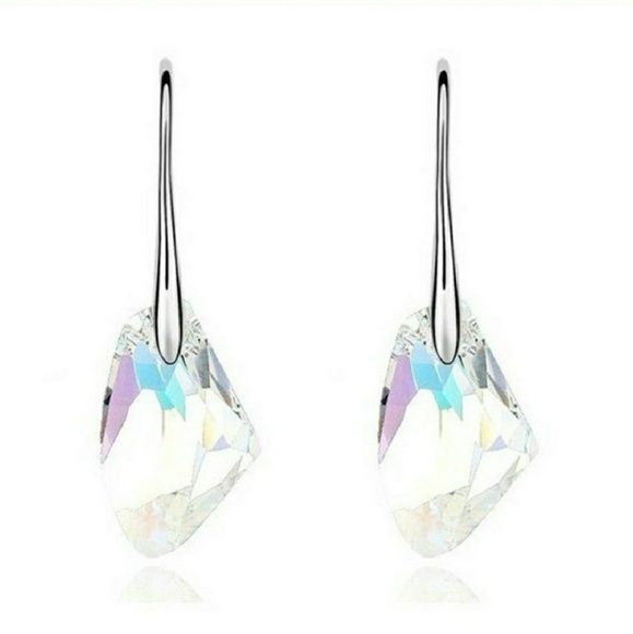 Farah Jewelry Jewelry - 🎉HP🎉 Austrian crystal drop earrings
